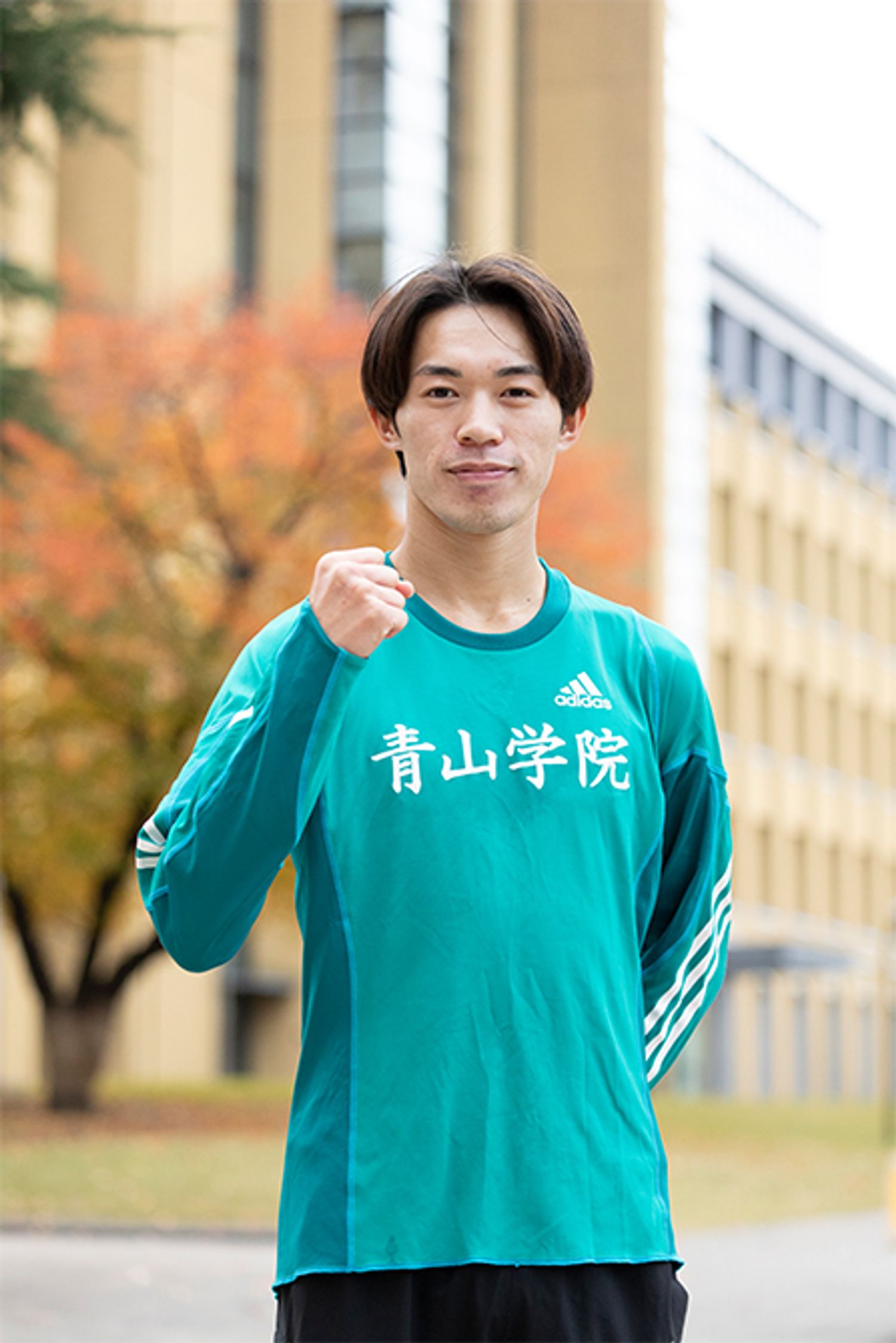 平松享祐選手（3年）の勝負曲はレディー・ガガの「ポーカー・フェイス」。昨秋の取材では、箱根駅伝では「苦しそうなところは見せないで、ポーカー・フェイスで走りたい」と話していた。本番では宣言どおりの落ち着いた表情で4区20.9kmを走りきり、5区の黒田主将（4年）に襷を繋いだ。この活躍に同期の鳥井選手は「かっこいいなと思った。一緒にやってきた同期が快走してくれたので、少しは自分の自信にもなりました。来年こそは自分も走って優勝したい」と言葉に力を込めた。