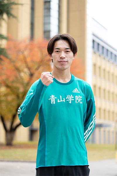 平松享祐選手（3年）の勝負曲はレディー・ガガの「ポーカー・フェイス」。昨秋の取材では、箱根駅伝では「苦しそうなところは見せないで、ポーカー・フェイスで走りたい」と話していた。本番では宣言どおりの落ち着いた表情で4区20.9kmを走りきり、5区の黒田主将（4年）に襷を繋いだ。この活躍に同期の鳥井選手は「かっこいいなと思った。一緒にやってきた同期が快走してくれたので、少しは自分の自信にもなりました。来年こそは自分も走って優勝したい」と言葉に力を込めた。