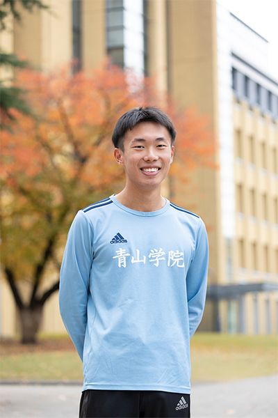 大会前、皆渡選手について「競技者としてのタイプは違いましたが、同期で一番仲がよかった」と話した荒巻選手（4年）。田幸コーチからプレゼントされた「七」の刺繍入りリストバンドをつけて給水を行った。2年前から大学で競技生活は終えると決めていた荒巻選手が「お世話になった人に走りを見てもらうため」の場として選んだのは、別府大分毎日マラソン。2月1日、競技者としてのラストランを思い切り楽しむ予定だ。