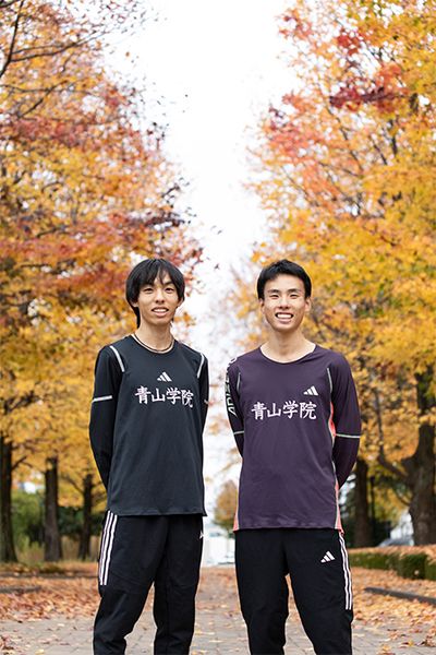 黒田主将（左・4年）と弟の然選手（右・2年）。大会前、弟は兄について「怪我もほとんどなく、毎試合いい結果を残していて頼もしい主将」とリスペクトを込めて話した。エースで主将という大役を担う兄は、「主将に就任したとき、自分は走りで引っ張ると話してそのとおりにやってきたので、大変だと思ったことはないです。あまりしゃべらないので、やりづらさみたいなものを感じている選手はいるかもしれませんが、これが自分なんで。これはこれでいいと思っています」と率直に語ってくれた。