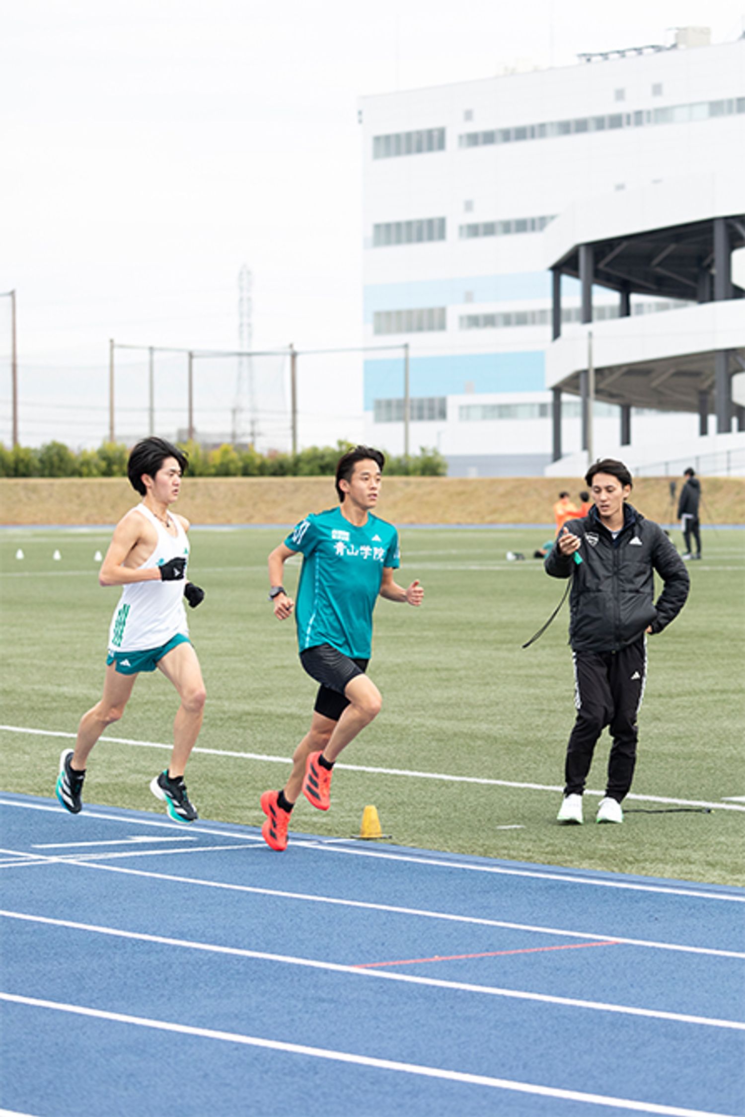 タイムを計っているのは德澄遼仁主務（4年）。高校時代に病気で競技を断念してマネージャーに転身した德澄主務は、青山学院大学の陸上部には珍しく、1年時から4年間マネージャーとしてチームをサポート。優勝直後の感想は「みんなが頑張ってくれて、感無量ですね」。泣きました？と聞くと、「運営管理車でこっそり。飯田、平松が上がっていったときに泣きました。ゴールでは喜びのほうが勝って、『ヨッシャー！』って。泣けませんでした」と楽しそうに話してくれた。