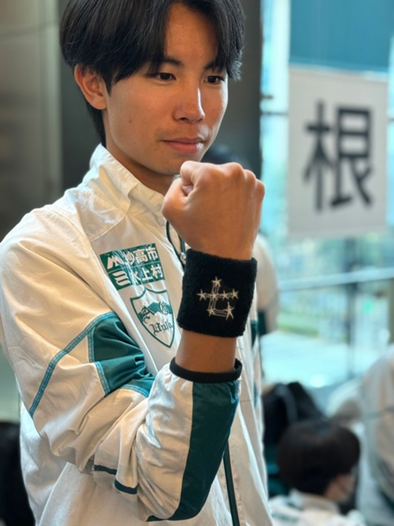 今回の箱根駅伝、青山学院大学は「星七（せな）のために」を一つの合言葉に戦った。星七とは4年生の同期で、悪性リンパ腫のため昨年2月に急逝した皆渡星七選手のこと。有望な選手で、箱根駅伝出走の夢を最期まで持ち続けていた仲間を思い、肩や脚に油性ペンで「★７」と書くなどしてレースにのぞんだ。宇田川選手（4年）がつけているのは、皆渡選手に目をかけていた田幸寛史コーチから出走メンバー10名に贈られたリストバンド。