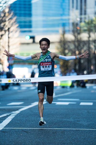 1月3日の大手町、溢れた涙を拭い、笑顔でゴールする折田選手（2年）。右手で3連覇を表し、左手で4連覇への意気込みをアピール。両手の指を合計した７という数字は、亡きチームメイト、皆渡星七選手に捧げられた。世代トップランナーとして入学したものの、1年目は怪我に苦しんだ折田選手。10区で駒澤大学の大エース、佐藤圭汰選手(4年)に次ぐ区間2位のタイムで快走したことで、復活を印象づけた。本領発揮はこれからだ。