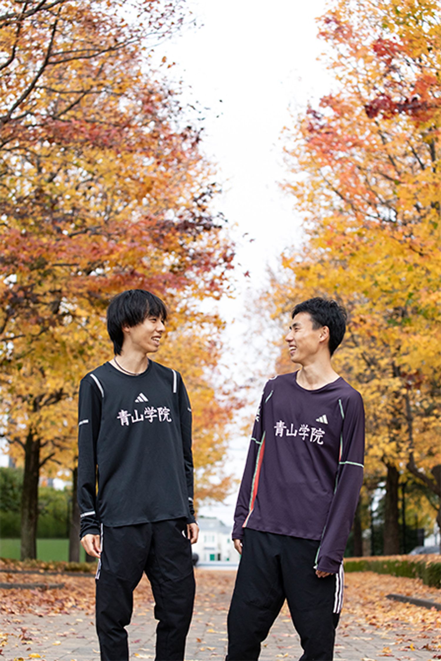 2歳違いの兄弟は、互いを「朝日」「然」と呼び合う対等な関係。青山学院大学に進んだ理由を尋ねると、兄は「自分はスカウトが来るまでに全国大会出場といった実績がなかったので、明らかに自分の“伸びしろ”を見てスカウトしてくれたことがわかって、それで決めました」。弟は「朝日が入学して1年目からうまくいってるのを知っていたので。最初に声をかけていただいて、一番熱量を感じたということもあります」。