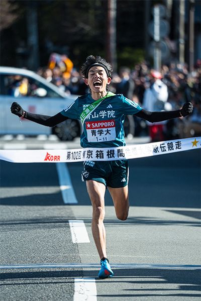 大エース黒田主将(4年)がどの区間を走るのか？は、全チーム注目の的だったが、結果は本人初となる山登りの5区。前回、前々回と同じエース区間の2区出走の可能性もあったが、原監督は「ほかの選手が成長したことでこの区間配置にできた」と説明。黒田主将は5位で襷を受け取ると、前を行く選手を次々に抜き去り、19.2km過ぎの下り坂で先頭に。本人が「無我夢中で、下りに入ったあたりから記憶がない」と話す激走で、仲間が待つ芦ノ湖畔のゴールにトップで飛び込んだ。