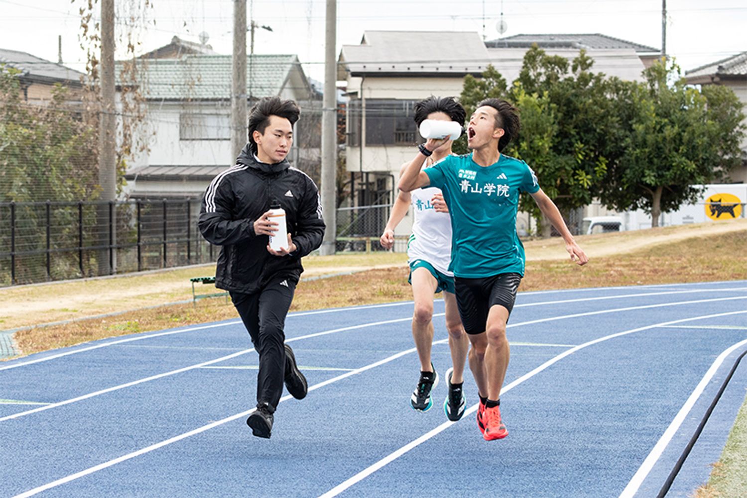 給水をしていたのはマネージャーの白石将隆さん（4年）。青山学院大学の陸上部には珍しい幼稚園からの内部進学者で、「自分が陸上を始めた小学校のときに青学が箱根駅伝で初優勝して、学院全体が盛り上がるのを経験しました」という。大会前、「これまで応援してくださった皆さんが、『白石は走れなかったけど、マネージャーとして優勝に貢献できたんだね』といってもらえるように頑張ります」と真摯な眼差しで語っていた。