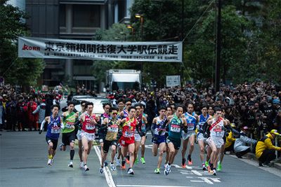 2026年1月2日午前8時。左右の歩道を埋め尽くした観衆から声援が飛ぶ中、号砲が鳴り、2日間10時間を超える長いレースが始まった。青山学院大学の1区を荒巻選手（4年）に代わって任されたのは、前回大会で10区を走り、優勝を決めるフィニッシュテープを切った小河原陽琉選手（2年）。16位と出遅れたが、1時間0１分47秒の記録は前回大会であれば2位というタイムだった。