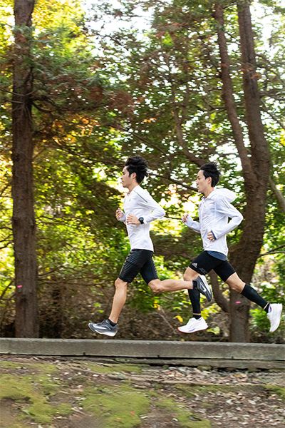 嘉数選手（左）と高山選手（ともに4年）。嘉数選手は同期の鎌田匠馬選手とともにコニカミノルタ陸上競技部に入る。前田監督は「将来は、上原と嘉数の2人で、沖縄の陸上界発展のためにがんばってほしいですね」と期待していた。高山選手は卒業後、地元・山口県に近い広島県に拠点を持つ中国電力陸上競技部で競技を続ける。