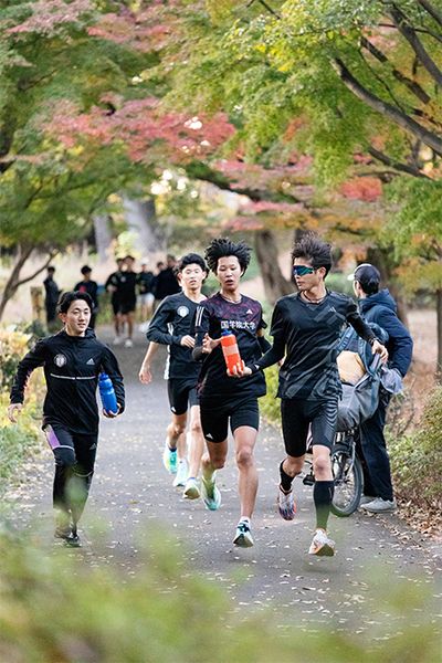 左から、久本主務（4年）、桶田一翔選手（2年）、服部輝空選手（1年）、辻原選手（3年）。箱根駅伝に限らず、トップランナーの給水係はそれなりの走力が必要だ。 大会後の久本主務からのメッセージには、「来季はさらに高みを目指し、チーム一同精進してまいりますので、今後とも変わらぬご声援を賜われましたら幸いです」とあり、後輩たちを思う気持ちが伝わった。