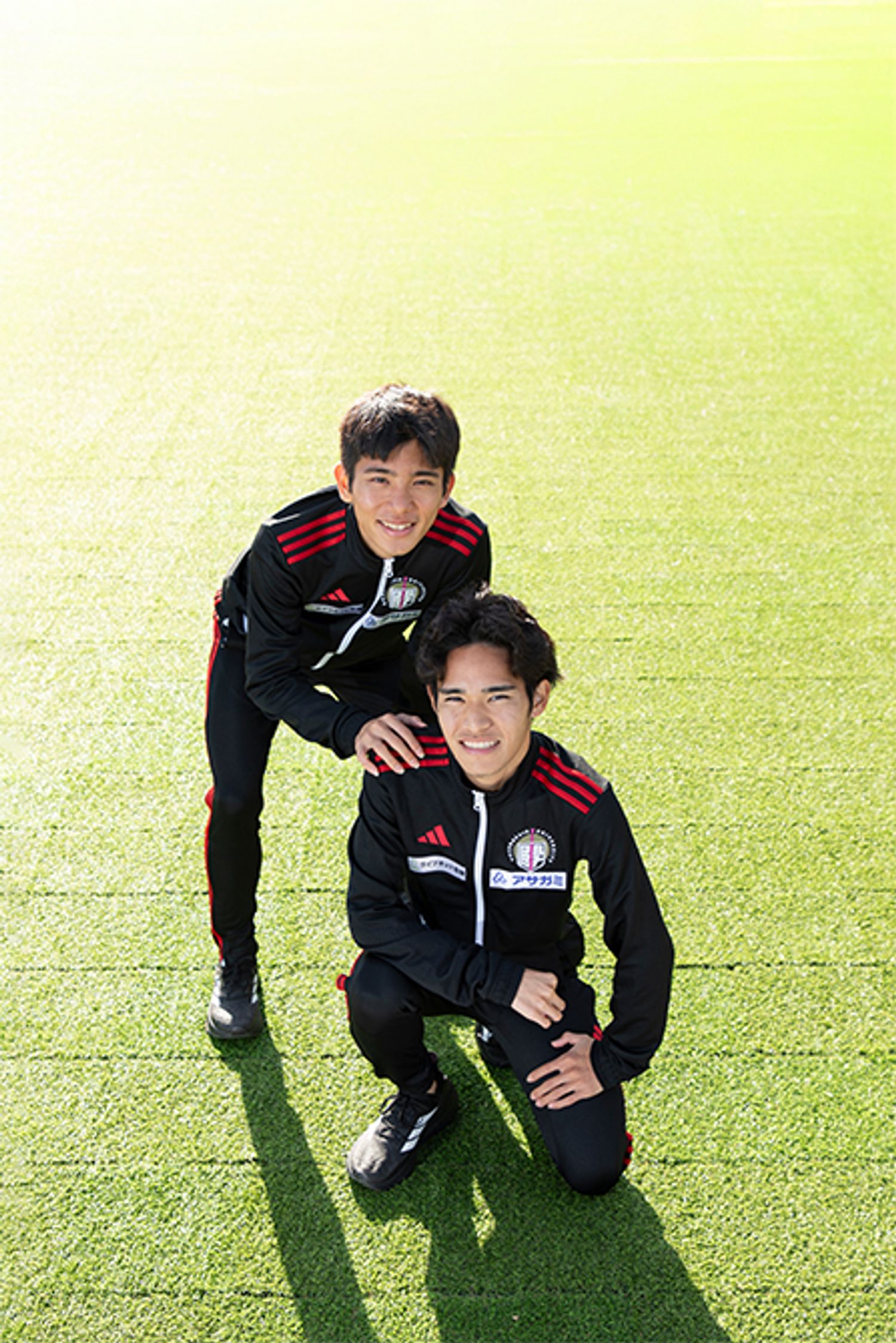 北山高校時代から計7年間、一緒に陸上競技に打ち込んだ上原主将（左）と嘉数選手（ともに4年）。関東に出てきて4年が経つが、「今も電車や人混みは苦手です。沖縄にもモノレールはあるんですけど、全然使わないんで」と笑っていた。彼らが道を開いたことで、國學院大學には昨春、北山高校から新たに2人、具志堅源竜郎選手と島袋 翔選手が入部。前田監督は「まだまだ」と話すが、彼らのこれからにも注目していきたい。