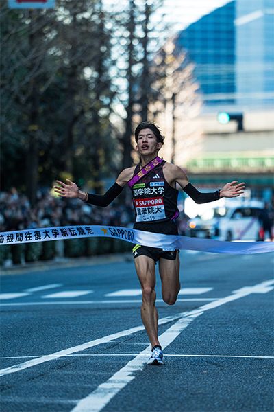 青山学院大学に遅れること2分33秒、2位でゴールした尾熊迅斗選手（2年）。1時間08分33秒というタイムは区間4位で、國學院大學記録。準優勝に貢献したが、上原主将と青木副将（ともに4年）に迎えられると号泣。4年生2人も涙を浮かべながら、「ありがとう」と声をかけた。このときの3選手の涙について、久本理朔主務（4年）は、「悔しさ、達成感、これまで支えてくださった方々への感謝——さまざまな想いが込み上げた、あの瞬間ならではの涙だったと思います」と話した。