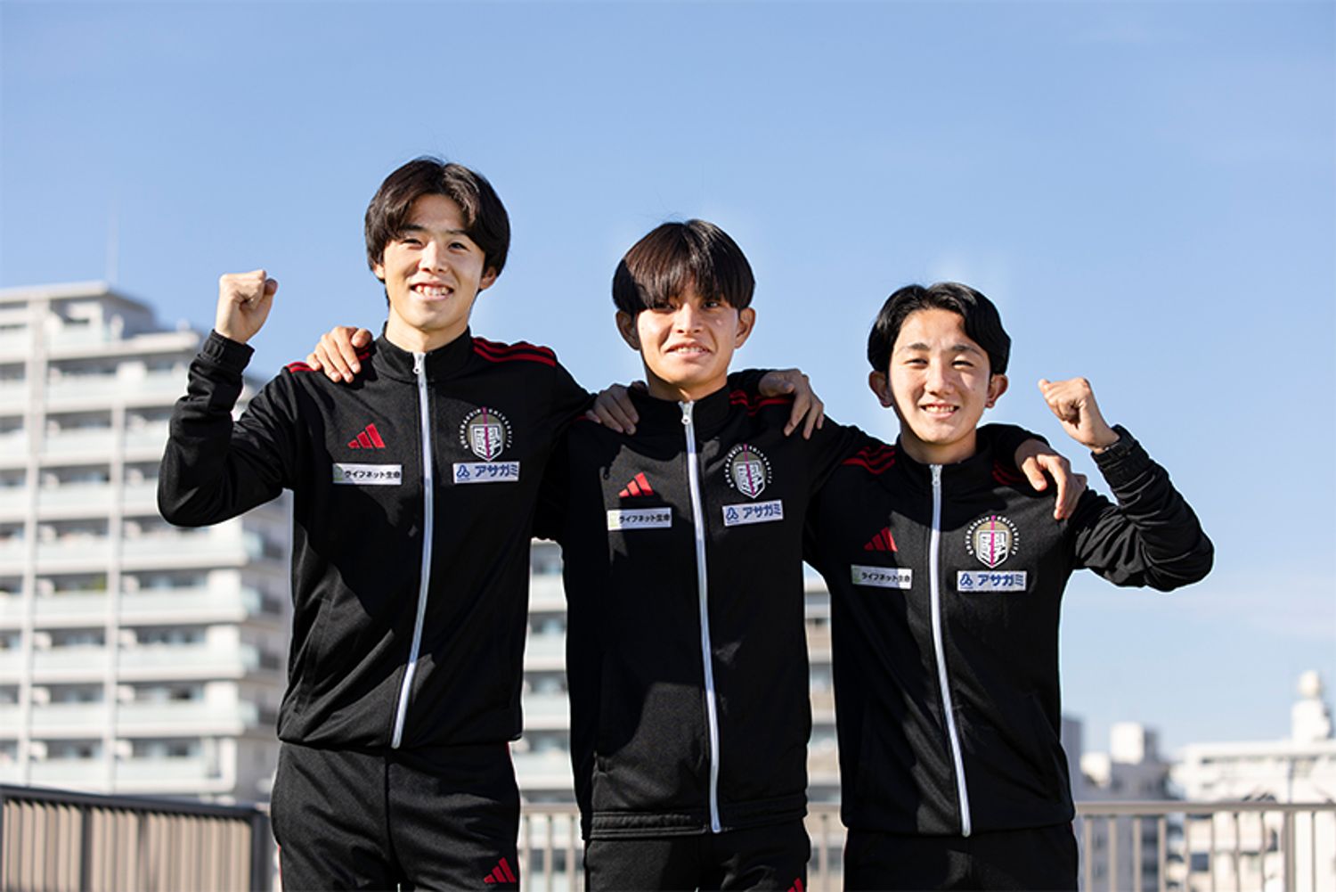 左から、中野 匠副将、青木副将、久本主務（以上4年）。中野副将は3年の途中で右膝の手術を行い、やっと練習が積めるようになった矢先に疲労骨折。箱根駅伝出場の夢は遠のいたが、仲のいい上原主将とチームのため、副将の役目をまっとうしてきた。大会前、「新チームのスタート時、4年生でミーティングを開いて、箱根駅伝総合優勝を目標に決めました。そのとき、『どんなことがあっても、最後までやりきる』と全員で約束したので、そこは貫き通したい」と覚悟を語っていた。