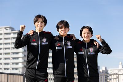 左から、中野 匠副将、青木副将、久本主務（以上4年）。中野副将は3年の途中で右膝の手術を行い、やっと練習が積めるようになった矢先に疲労骨折。箱根駅伝出場の夢は遠のいたが、仲のいい上原主将とチームのため、副将の役目をまっとうしてきた。大会前、「新チームのスタート時、4年生でミーティングを開いて、箱根駅伝総合優勝を目標に決めました。そのとき、『どんなことがあっても、最後までやりきる』と全員で約束したので、そこは貫き通したい」と覚悟を語っていた。