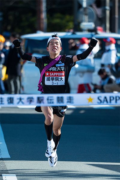 前田監督が大会前、「今年は夏から準備してきました！　自信があります」と語った山区間。山登りの5区を任されたのは、1年生の高石 樹選手だった。OBの平林選手のようにキャップのつばを後ろにかぶり、20.8kmを力走。ゴール直前でコースを間違えるハプニングもあったが、区間4位の好記録で芦ノ湖畔のゴールに駆け込み、監督の期待に応えた。