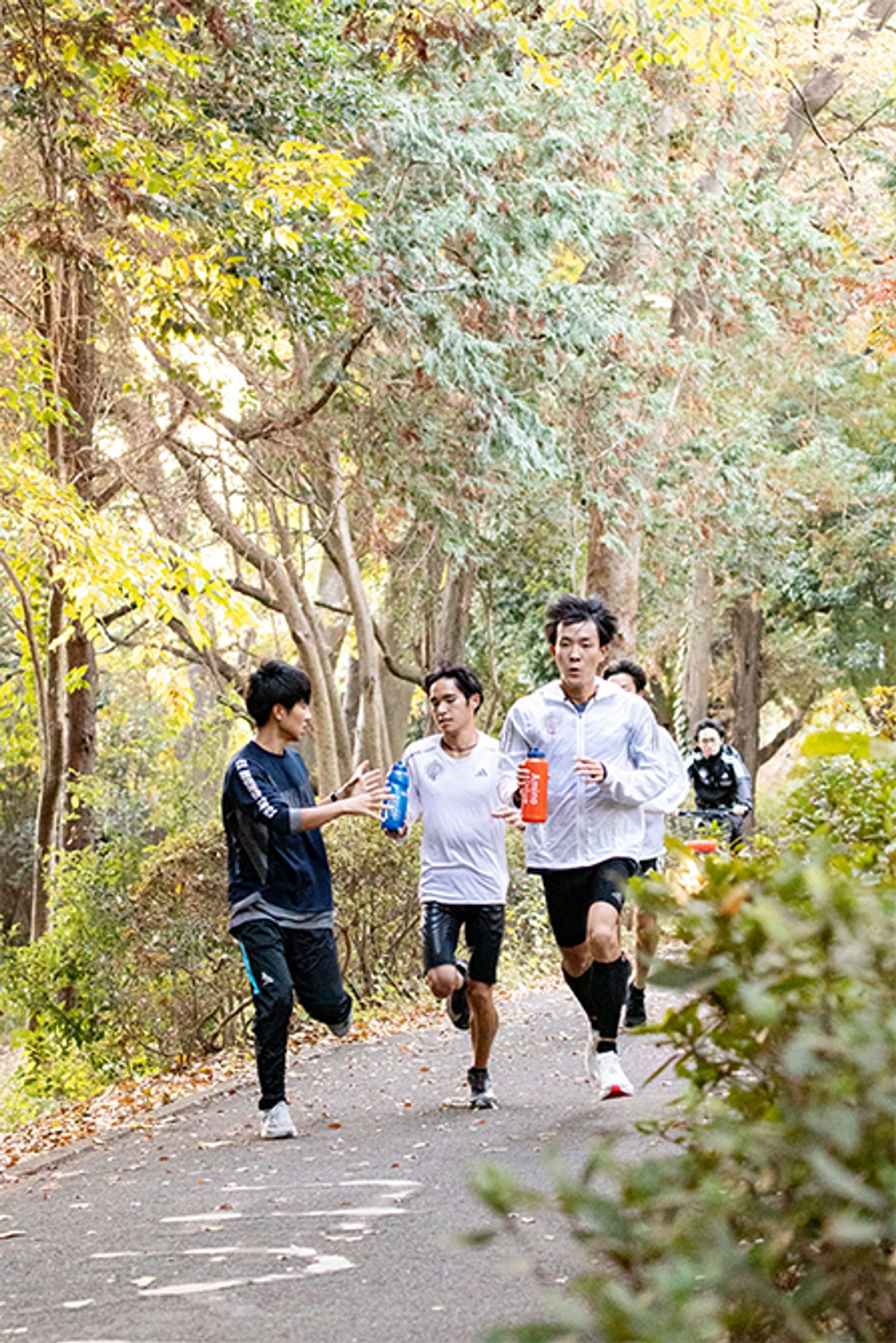給水ボトルを手に走る4年生2人は、嘉数純平選手（左）と高山選手。嘉数選手は1区にエントリーされ、沖縄時代からの盟友、上原主将との襷リレーが期待されたが、当日変更で実現せず。2日の往路は2区の上原主将、3日の復路は7区高山選手の給水係を担当。Xに「最後の箱根駅伝は走ることはできなかったけど、この2人と共に少しでも併走できたことが何よりも嬉しかった！」と投稿した。