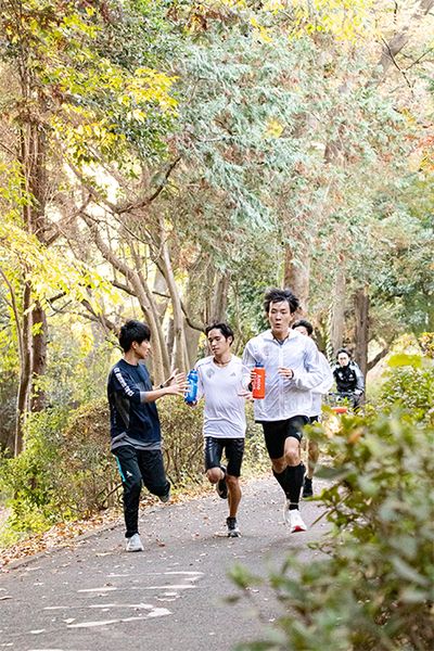 給水ボトルを手に走る4年生2人は、嘉数純平選手（左）と高山選手。嘉数選手は1区にエントリーされ、沖縄時代からの盟友、上原主将との襷リレーが期待されたが、当日変更で実現せず。2日の往路は2区の上原主将、3日の復路は7区高山選手の給水係を担当。Xに「最後の箱根駅伝は走ることはできなかったけど、この2人と共に少しでも併走できたことが何よりも嬉しかった！」と投稿した。