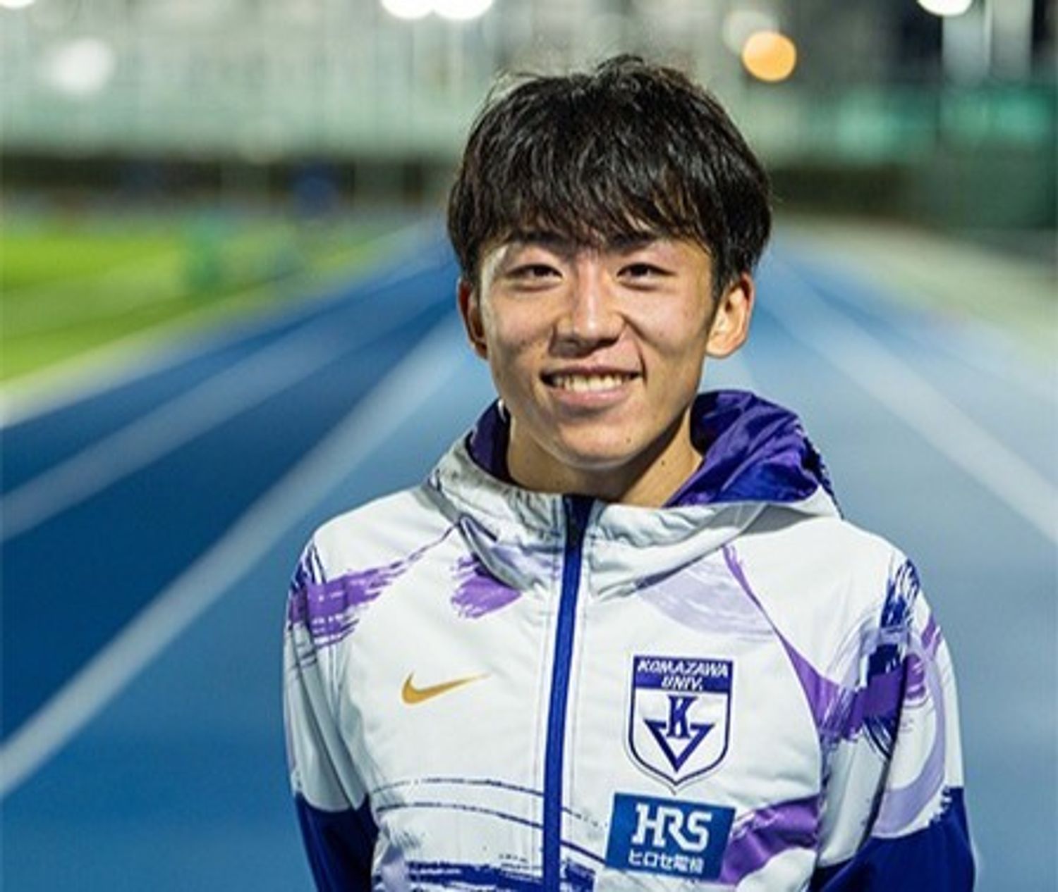 明るくて真っ直ぐな人柄で先輩や後輩たちから愛されている村上 響選手（3年）。4区を快調に飛ばしていたものの、途中でペースダウン。「鈴木芽吹さん（現・TOYOTA所属）に4区の特徴を教えていただき、ここから上げていこうと思っていた10キロ過ぎから、急に右足首とかかとが痛くなってしまい⋯⋯。往路を任せていただいたのに怪我をして皆さんにご心配をかけ、申し訳ないです」と涙目になっていたが、痛みをこらえ襷を繫いだ根性は見上げたもの。頑張れ、村上新主将！