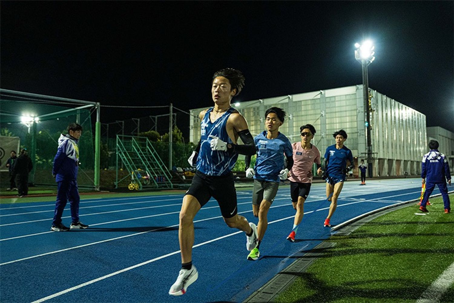 藤田監督が見守る中、熱い走りを見せる選手たち。前から帰山侑大副主将（4年）、谷中 晴選手（2年）、村上 響選手、小山翔也選手（ともに3年）。11月末のこの時点では、谷中選手を含め、皆絶好調。上り調子だった。怪我に感染症対策⋯⋯、出雲駅伝、全日本大学駅伝、そして箱根駅伝と10月から続く大学三大駅伝すべてでピーキングを合わせるのが本当に難しい時代になった。