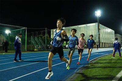 藤田監督が見守る中、熱い走りを見せる選手たち。前から帰山侑大副主将（4年）、谷中 晴選手（2年）、村上 響選手、小山翔也選手（ともに3年）。11月末のこの時点では、谷中選手を含め、皆絶好調。上り調子だった。怪我に感染症対策⋯⋯、出雲駅伝、全日本大学駅伝、そして箱根駅伝と10月から続く大学三大駅伝すべてでピーキングを合わせるのが本当に難しい時代になった。