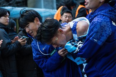 10区でゴールした佐藤圭汰選手（4年）を抱き抱える山川主将（4年）。佐藤選手は9区の菅谷希弥（すがやのぞみ）選手（2年）から7位で襷を受け取ったあと、猛然と前を追いかけ始めた。12月上旬の合宿で左大腿骨を疲労骨折し、一時は出走も危ぶまれたが驚異的な回復を見せ、1時間7分31秒の10区区間新記録を打ち立てた。前回大会では7区を走って区間新記録。洛南高校時代から注目されてきた世代トップランナーが、7区と10区の複数区間の記録保持者として、箱根駅伝の歴史に名を刻み大学を卒業する。