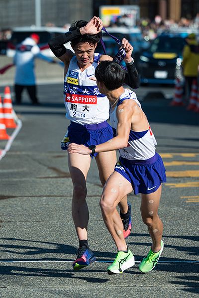 第102回箱根駅伝では、花の2区で好走を見せた2年の桑田駿介選手。1位の城西大学・キムタイ選手（4年）と1分10秒差の8位で鶴見中継所に飛び込んできて、4年の帰山侑大副主将に襷を渡した。大会直後「当初は9区か4区の予定でした。区間配置変更で2区を走ることになって不安もありましたが、権田坂で監督車から藤田監督の『桑田、強いぞ！』という声がけが聞こえ、再びギアを入れられました。落合 晃選手（1年）と同期の杉田遥翔選手からの給水でも元気をもらいました」と話してくれた。