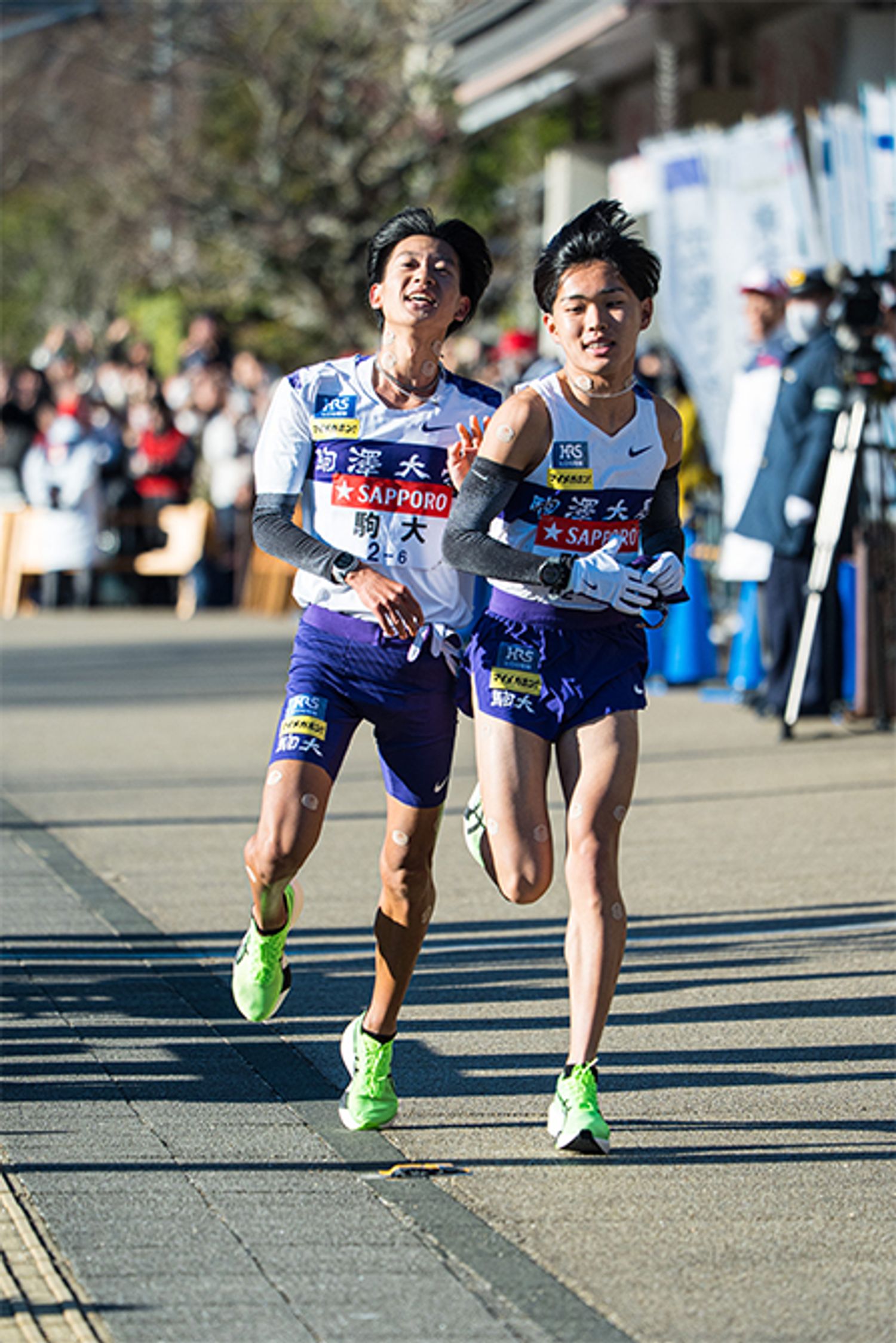 小田原中継所での、6区・伊藤蒼唯選手（4年）から7区・谷中 晴選手（2年）への襷リレー。今やチームの大黒柱の1人となった伊藤選手。大学3大駅伝デビューの第99回箱根駅伝では1年生ながら6区を快走し、区間賞に輝いたが、そのときの記録は58分22秒。今回は56分50秒の走りを見せ、2秒差で区間2位となったが、年々着実に進化を遂げている。