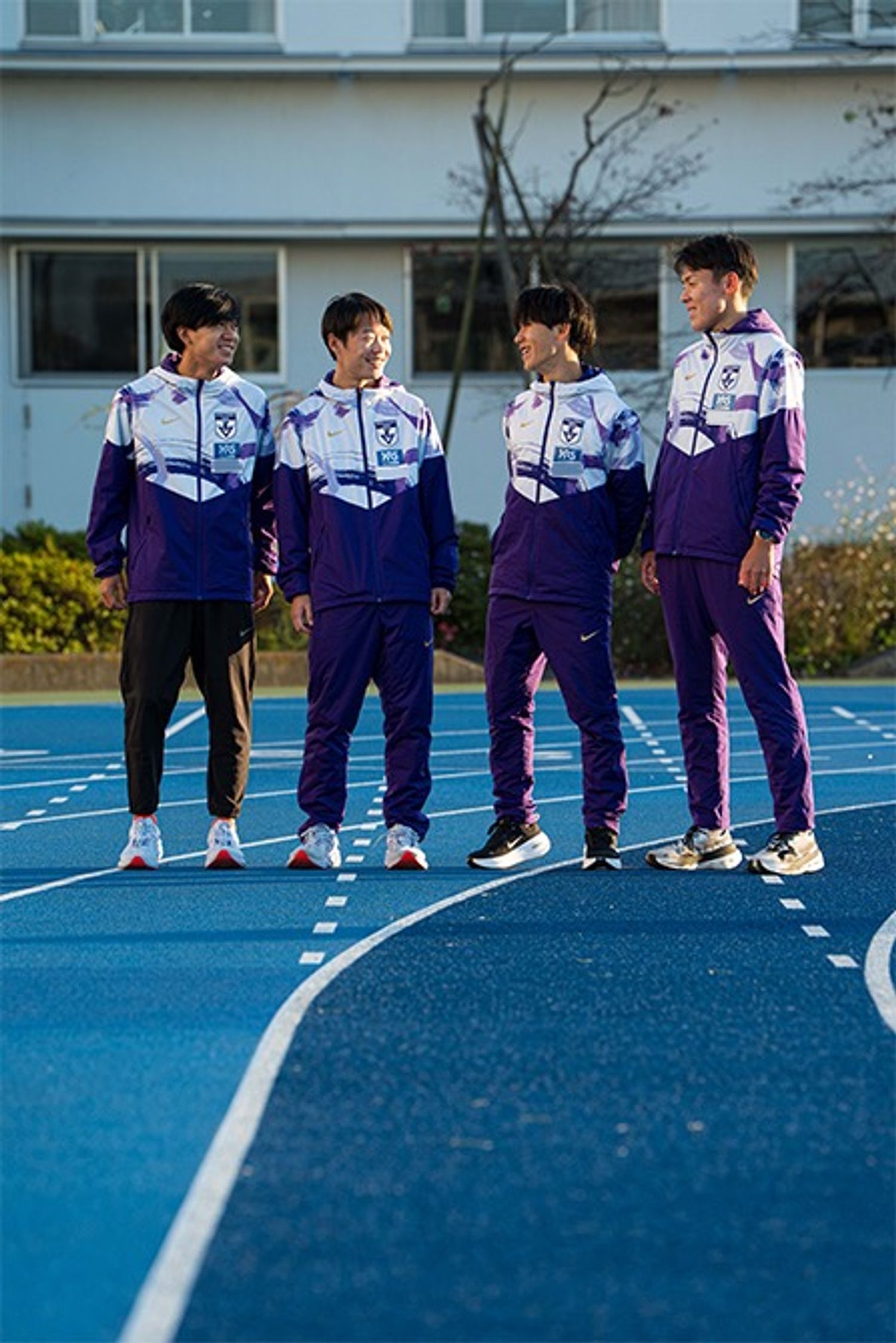 右から、佐藤圭汰選手、山川拓馬主将、帰山侑大副主将、伊藤蒼唯選手の4年生。3年生の松井寛翔主務による4人のキャラ解説では、「山川さんは本当に優しい。出雲駅伝で力を出せなかった桑田（駿介・2年）が凹んでいたとき、一番親身になって寄り添っていました。マイペースな人でもあります（笑）。帰山さんは練習ではすごく真面目なのに、普段はお茶目。ギャップが魅力です。伊藤さんは俯瞰して全体を見ている感じ。圭汰さんは大黒柱、いるだけで安心です」。