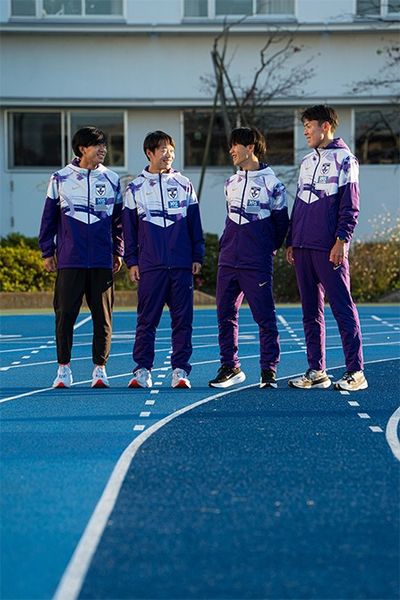 右から、佐藤圭汰選手、山川拓馬主将、帰山侑大副主将、伊藤蒼唯選手の4年生。3年生の松井寛翔主務による4人のキャラ解説では、「山川さんは本当に優しい。出雲駅伝で力を出せなかった桑田（駿介・2年）が凹んでいたとき、一番親身になって寄り添っていました。マイペースな人でもあります（笑）。帰山さんは練習ではすごく真面目なのに、普段はお茶目。ギャップが魅力です。伊藤さんは俯瞰して全体を見ている感じ。圭汰さんは大黒柱、いるだけで安心です」。