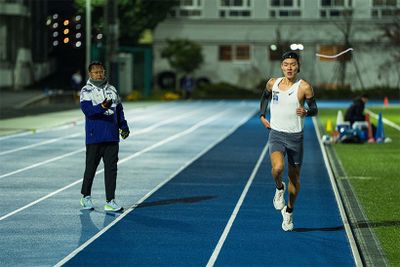 11月末、玉川キャンパスのグラウンドで大八木弘明総監督の指導を受ける佐藤圭汰選手（4年）。2024年に樹立した3000メートル、5000メートルの室内日本記録などを持つ。「箱根から世界へ」を合言葉に指導する大八木総監督のもと、海外遠征などを経験するうちに海外を舞台に挑戦したい気持ちが芽生えたという佐藤選手。今後、アメリカに渡り、海外のチームに所属してトラック競技に集中する予定。佐藤選手の駅伝は今回の箱根駅伝10区での勇姿で、しばしお預けかもしれない。