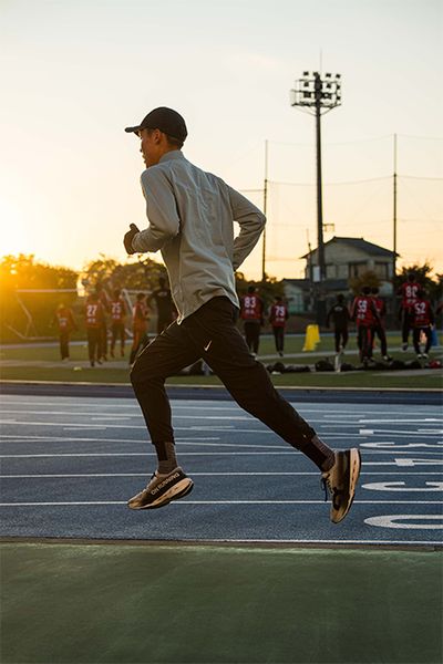 11月の終わり、黙々とソロメニューを走りこむ佐藤圭汰選手（4年）。この数年、恥骨の怪我に苦しんできたが、佐藤選手への思いを藤田監督に訊ねたところ「佐藤圭汰という大砲がいるだけで仲間にこれ以上ない安心感を与え、他大学には圧になる存在でした。たとえ怪我で走れなかった時期があったとしても、その向きあいかたすら皆の学びになる。圭汰の影響で、ほかの子たちもどんどん上を目指して進化していきました。駒澤大学に来てくれて、4年間ともに走ってくれてありがとう」。