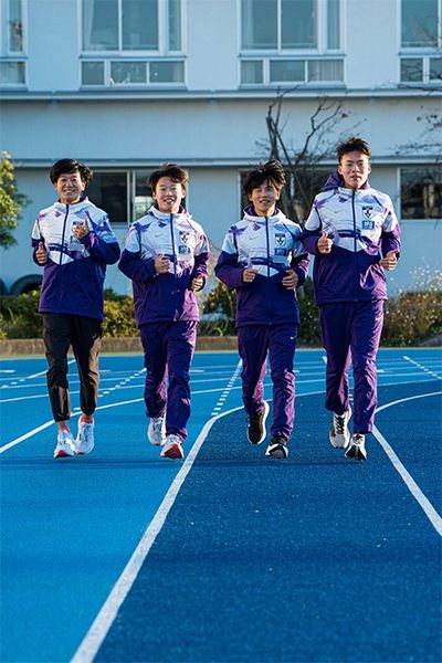 右から、佐藤圭汰選手、山川拓馬主将、帰山侑大副主将、伊藤蒼唯選手。4人とも、大学卒業後も競技を継続する。佐藤圭汰選手はアメリカに渡って海外チームに所属。山川主将は中部の実業団で将来はマラソンに挑戦予定。所属先はまだ未公表だが、ニューイヤー駅伝への期待を伝えたところ、「強いチームなのでエントリーに入れるかどうか。頑張ります」とのこと。帰山副主将はヤクルトにて研鑽を積み、伊藤選手は篠原倖太朗・前主将、並木大介・前主務もいる富士通へ。皆の活躍が楽しみだ。