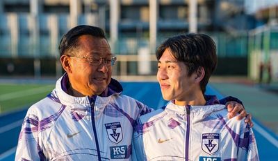 800メートルの日本記録保持者で、東京世界陸上2025の日本代表だった落合 晃選手（右・1年）。駒澤大学に入学し、大八木弘明総監督（左）の指導を受けている。鍋島カメラマンからの「仲良く見つめ合ってください！」という指示に照れ笑いを浮かべる様子は、父と息子？祖父と孫？のようで微笑ましかった。落合選手は現状、駅伝に出走する予定はないものの、今回の箱根駅伝で往路は2区の桑田選手、復路は10区の佐藤圭汰選手に給水を経験。豪華な給水シーンが話題になった。