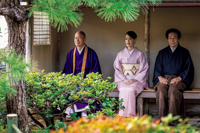 腰掛待合で席入りを待つ客人たち。座して那智の大滝を望むことができる特別なロケーション。