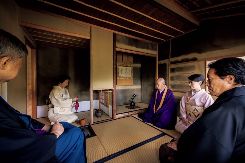 主客一座建立の場となった三畳台目の小間。かつて後鳥羽院のもとに各分野の達人が訪れたように、現代の宗教、学問、数寄の先達が集う。