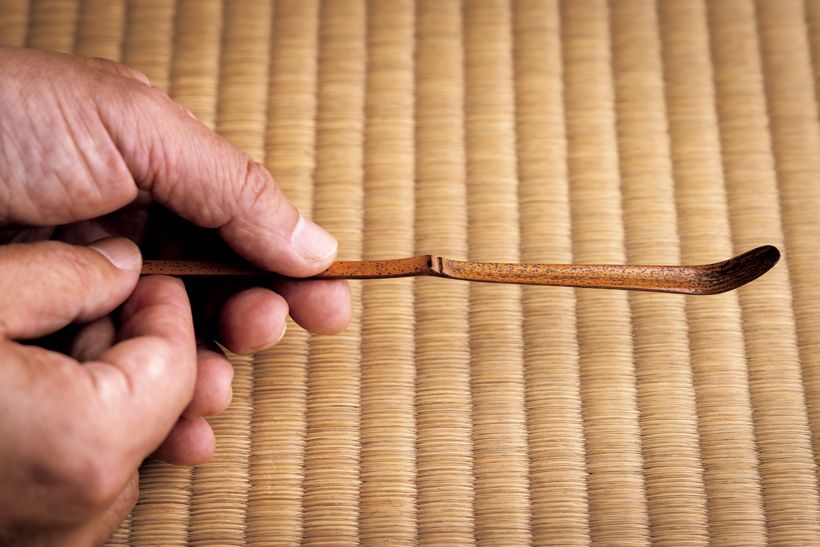 茶碗に合わせた茶杓は千宗旦の「サビ者」。宗旦と光悦はともに寛永年間(1624 〜44年)の文化人として親交を深めていた。