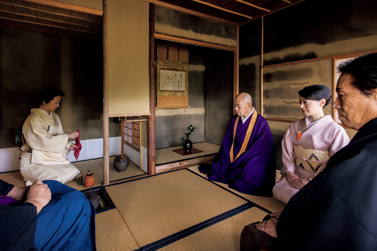 青岸渡寺の茶会「濃茶席」 懐紙の和歌と響き合う光悦の赤茶碗「埋火