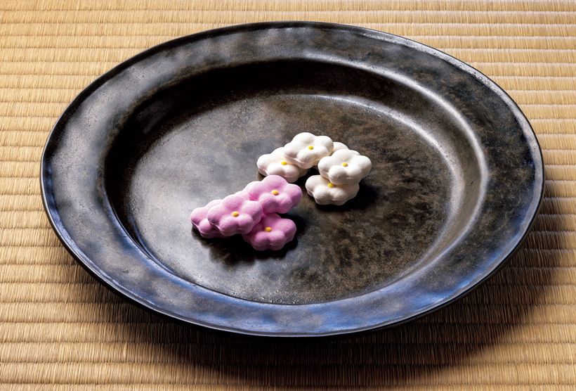 砂張盆に盛られた干菓子「紅梅白梅」は新宮市の菓子舗「福田屋」製。