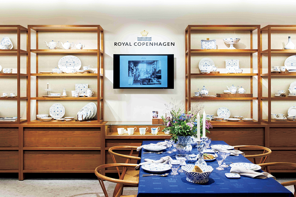 作陶の歴史感じられる旗艦ストア、ロイヤル コペンハーゲン 新丸ビル店