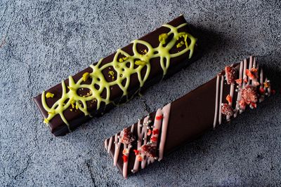 スティックショコラ（左からピスターシュ、フレーズ）各2,160円