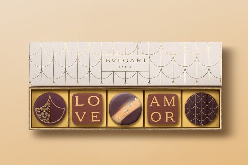 コレツィオーネ・サン・ヴァレンティーノ2026（5個入）7,000円／左からアーモンド ジャスミン、ラズベリー ピンクペッパー、ピスタチオ オレンジ ペッパー、ストロベリー スターアニス、レモン カルダモン。