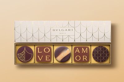 コレツィオーネ・サン・ヴァレンティーノ2026（5個入）7,000円／左からアーモンド ジャスミン、ラズベリー ピンクペッパー、ピスタチオ オレンジ ペッパー、ストロベリー スターアニス、レモン カルダモン。