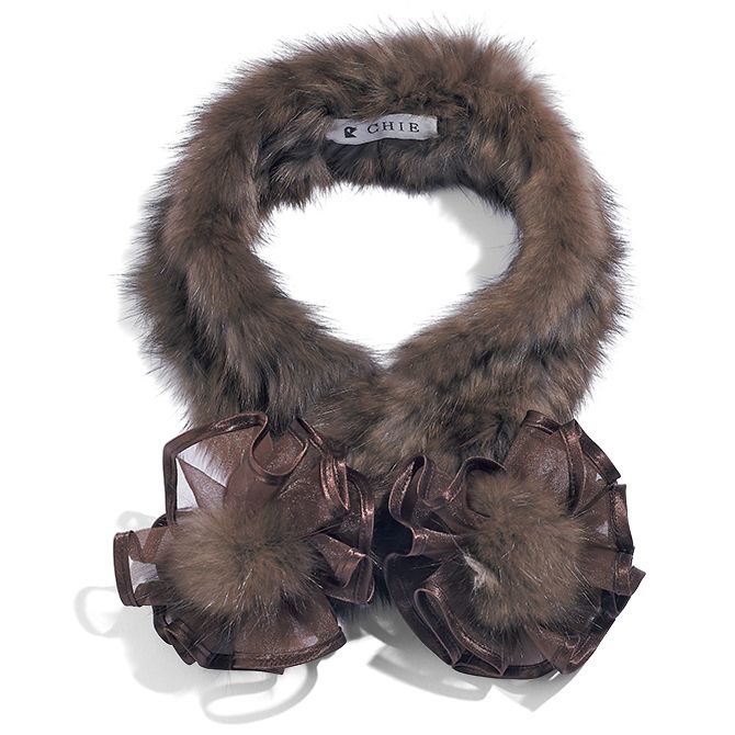 CHIE IMAI 上品なスカーフで首もとを華やかに