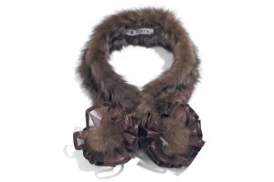 日常使いできる「チエ イマイ」のニットスカーフ。セーブルのファーの肌触りを楽しんで