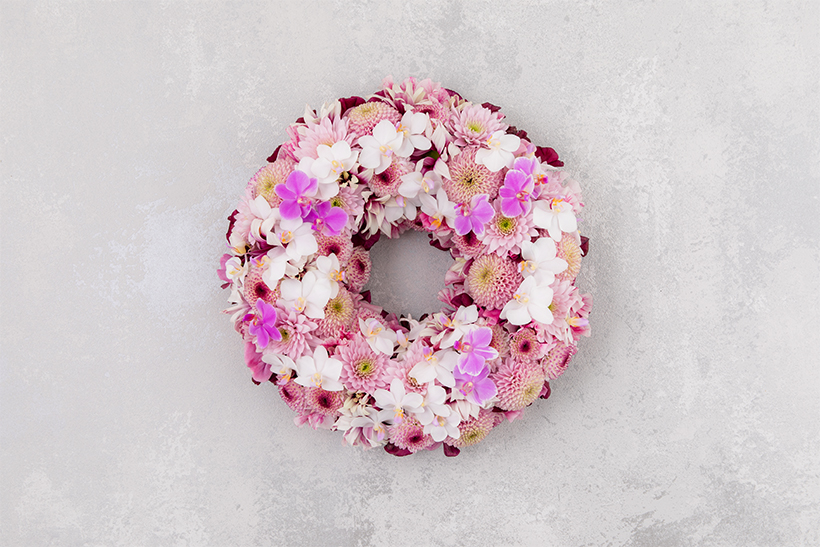 1月に飾りたいフラワーリース。品よく華を添える胡蝶蘭とマムで暮らし