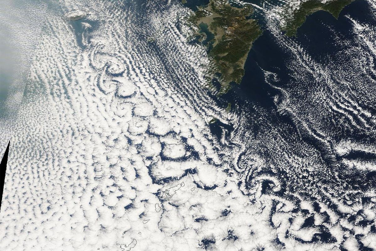 渦が並んだ不思議な形の雲。気象衛星を使った雲の観察は、スマホで簡単にできます