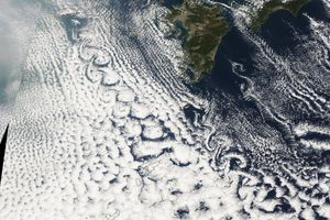 渦が並んだ不思議な形の雲。気象衛星を使った雲の観察は、スマホで簡単にできます