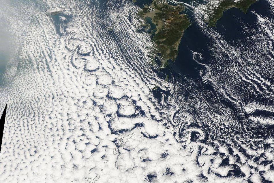 渦が並んだ不思議な形の雲。気象衛星を使った雲の観察は、スマホで簡単にできます