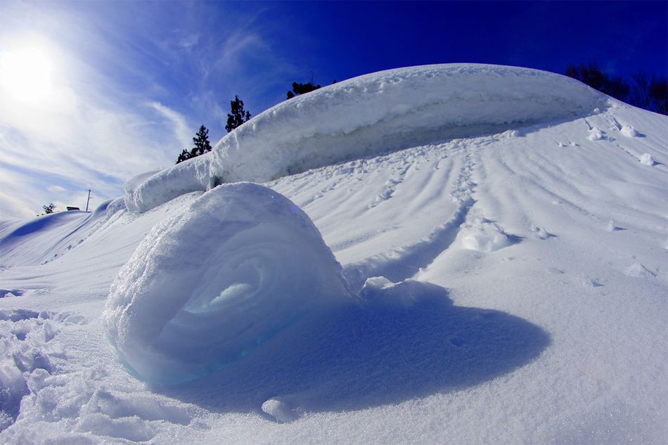 まるで雪のロールケーキ！ 条件が揃えば見られる「雪まくり」