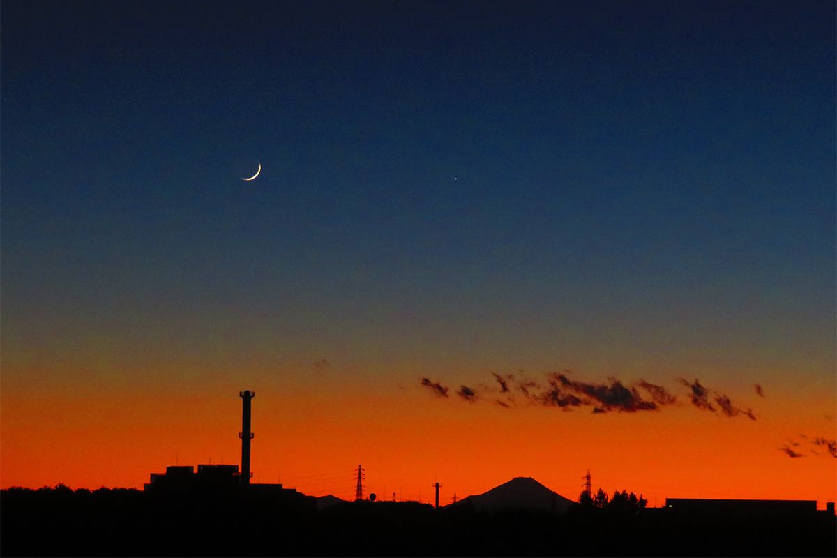 「航海薄明」とはいつのこと？ 群青と橙に染まる空が見られます