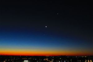 地平線が縁取られたような空に出合う「天文薄明」。昼と夜の境目が広がります